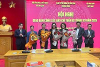 Ông Phan Xuân Thủy, Phó trưởng Ban Tuyên giáo và Dân vận Trung ương (ngoài cùng bên trái) và ông Nguyễn Đức Lợi, Phó chủ tịch thường trực Hội Nhà báo Việt Nam (ngoài cùng bên phải) tặng hoa chúc mừng các tân Tổng biên tập và lãnh đạo các cơ quan báo chí thực hiện sắp xếp, tinh gọn. Ông Đặng Khánh Thành, Tổng biên tập Báo Kl991.com nạp rút nhanh - Kl99ok phiên bản mới (thứ hai từ phải qua).