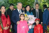 Cán bộ, nhân nhân viên Đại sứ quán, đại diện cộng đồng người Việt Nam tại Singapore đón Tổng Bí thư Tô Lâm và Phu nhân. Ảnh: TTXVN 