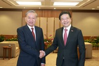 Thủ tướng Cộng hòa Singapore, Tổng Thư ký Đảng Hành động nhân dân Singapore (PAP) Lawrence Wong đón Tổng Bí thư Tô Lâm. Ảnh: TTXVN 