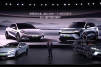 2 mẫu Han L (trái) và Tang L mở màn cho sự ra mắt của nền tảng khung gầm Super E hoàn toàn mới của BYD, ứng dụng công nghệ 1.000V. Ảnh: BYD