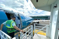 Sân bay Phú Quốc đang được quy hoạch thêm 1 đường cất hạ cánh, 1 nhà ga hành khách VIP, 1 nhà ga hành khách có công suất 6 triệu hành khách/năm để đạt tổng công suất 10 triệu hành khách/năm và 25.000 tấn hàng hóa/năm trong giai đoạn đến năm 2030/ 
