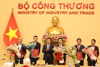 Bộ trưởng Nguyễn Hồng Diên trao quyết định điều động, bổ nhiệm, thuyên chuyển công tác của lãnh đạo thuộc Bộ Công thương. 
