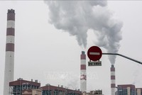 Khí thải bốc lên từ một nhà máy ở Thượng Hải, Trung Quốc. Ảnh tư liệu: AFP/TTXVN