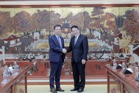 Thứ trưởng Bộ Kl991.com nạp rút nhanh Trần Quốc Phương (bên phải) và Phó Chủ tịch KEXIM Hong Soon-young tại buổi làm việc.