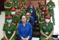 Bị cáo Trương Mỹ Lan (cựu Chủ tịch HĐQT Kl994 game bài casino hấp dẫn Vạn Thịnh Phát) cùng các bị cáo khác tại toà.