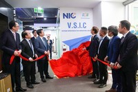 Thứ trưởng Bộ Kl991.com nạp rút nhanh Nguyễn Đức Tâm cùng đại diện NIC, FPT Semiconductor và các đối tác công nghệ thực hiện nghi thức khai trương Trung tâm Ươm tạo và phát triển bán dẫn (VSIC). 