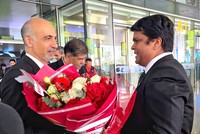 Tổng giám đốc Công ty ASIA DMC tặng hoa cho các vị khách Iran trên chuyến bay charter đầu tiên đến Hà Nội. Ảnh: Asia DMC