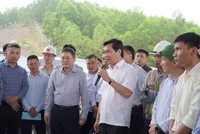 Thứ trưởng Kl99 nổ hũ Nguyễn Tường Văn (cầm micro) kiểm tra tiến độ thi công Dự án thành phần Vũng Áng - Bùng tại nút giao Cự Nẫm