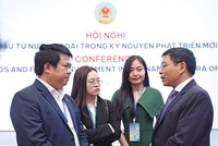 Bộ trưởng Bộ Kl991.com nạp rút nhanh Nguyễn Văn Thắng (ngoài cùng, bên phải) trao đổi với đại diện các Kl991.com World Cup 2026 Chính Thức, quỹ Kl99ok phiên bản mới. Ảnh: Lê Toàn 