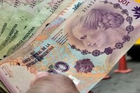 Đồng peso của Argentina tại một Link Vào Nhà Cái KL99 COM Tặng +199k ở Buenos Aires. Ảnh tư liệu: Reuters/TTXVN