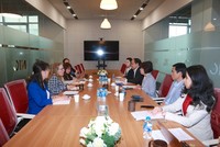 Thứ trưởng Bộ Kl991.com nạp rút nhanh Nguyễn Thị Bích Ngọc tiếp bà Sarah Kemp, Phó chủ tịch phụ trách Quan hệ Kl993 ưu đãi thưởng hấp dẫn quốc tế toàn cầu, Kl994 game bài casino hấp dẫn Intel. Ảnh: Đức Minh 