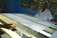 Công nhân Kl994 nhà cái bóng đá world cup tấm năng lượng mặt trời tại nhà máy ở Pinar del Rio, Cuba. (Ảnh: AFP/ TTXVN) 