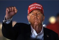 "Cú đấm thép" thuế quan của ông Trump có hiệu lực, thế giới lún sâu vào thương chiến 