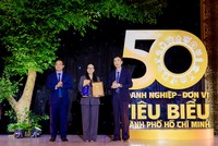 Bà Nguyễn Trình Thuỳ Trang, Phó tổng giám đốc Coteccons, đại diện Kl991.com World Cup 2026 Chính Thức nhận giải thưởng