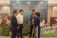 Bí thư Tỉnh ủy Đồng Tháp Lê Quốc Phong (áo trắng) gặp gỡ trao đổi các Kl991.com World Cup 2026 Chính Thức. nhà tài trợ Đề án Bảo tồn Sếu đầu đỏ Tam Nông- Đồng Tháp