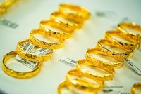 Chênh lệch giá vàng lại gia tăng khi vàng thế giới nóng