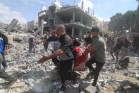 Chuyển nạn nhân sau vụ không kích của Israel xuống thành phố Rafah, miền Nam Dải Gaza ngày 17/10/2023. Ảnh: THX/TTXVN