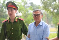 Cựu Thứ trưởng Bộ Công thương Hoàng Quốc Vượng được dẫn giải tới tòa.
