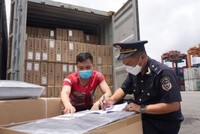 Công chức hải quan kiểm soát hàng hóa xuất Link Vào Nhà Cái KL99 COM Tặng +199k. (Ảnh: Bùi Nụ)