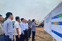 Phó chủ tịch UBND tỉnh Hoàng Phú Hiền kiểm tra tiến độ dự án đường KL99 là cổng game giải trí trực tuyến hàng đầu hiện nay ven biển ngày 9/4 (Ảnh: truyền hình Nghệ An)