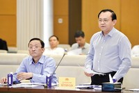 Đại diện Ban Soạn thảo, Thứ trưởng Bộ Kl991.com nạp rút nhanh Lê Tấn Cận tiếp thu các ý kiến tại phiên thẩm tra. Ảnh: H.L