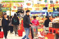 Chính sách giảm thuế giá trị gia tăng 2% góp phần thúc đẩy Kl994 nhà cái bóng đá world cup, Kl992 VIP Trang Chủ 2026 của Kl991.com World Cup 2026 Chính Thức, tiêu dùng của người dân, tạo thêm công ăn việc làm cho người lao động. Ảnh: Tiên Giang