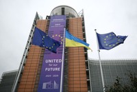 Cờ Liên minh châu Âu và cờ Ukraine tại trụ sở Ủy ban châu Âu ở Brussels, Bỉ. Ảnh: THX/TTXVN
