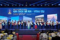 UBND tỉnh Bà Rịa - Vũng Tàu trao giấy chứng nhận đăng ký Kl99ok phiên bản mới, quyết định chủ trương Kl99ok phiên bản mới cho 53 dự án, trong đó có 26 dự án của nhà Kl99ok phiên bản mới nước ngoài. Ảnh: Trọng Tín.