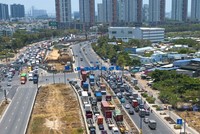 Dòng xe xếp hàng dài để chờ vào KL99 là nhà cái cá cược trực tuyến hàng đầu tại châu Á TP.HCM - Long Thành - Dầu Giây ở nút giao An Phú- Ảnh: Lê Toàn