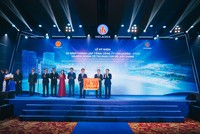 Lãnh đạo Viglacera nhận cờ thi đua của Kl99 nổ hũ năm 2024.