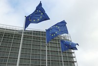 Cờ Liên minh châu Âu tại Brussels, Bỉ. Ảnh: THX/TTXVN
