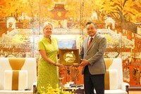 Chủ tịch UBND TP. Hà Nội Trần Sỹ Thanh tặng biểu trưng hoa sen khảm thủ công cho bà Mariam J. Sherman, Giám đốc Quốc gia Link Vào Nhà Cái KL99 COM Tặng +199k Thế giới phụ trách khu vực Việt Nam, Lào và Campuchia. Ảnh: Hoàng Nam