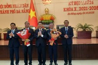 HĐND TP. Đà Nẵng tặng hoa chúc mừng cho 2 lãnh đạo Đà Nẵng có đơn xin nghỉ hưu trước tuổi, trong đó có ông Lê Trung Chinh, Chủ tịch UBND TP. Đà Nẵng. Ảnh: Linh Đan 