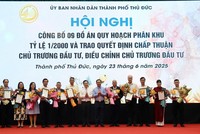 Chủ tịch UBND TP.HCM Nguyễn Văn Được trao quyết định chấp thuận chủ trương Kl99ok phiên bản mới cho 21 dự án phát triển nhà ở tại TP.Thủ Đức tại hội nghị
