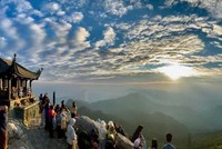 Phật tử, du khách đón bình minh trên đỉnh thiêng Yên Tử. Ảnh: Quảng Ninh Portal.
