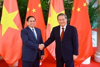 Thủ tướng Phạm Minh Chính và Thủ tướng Trung Quốc Lý Cường trước khi bắt đầu cuộc hội đàm chiều ngày 24/6. Ảnh: Nhật Bắc 