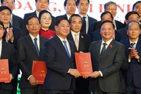 Phó chủ tịch Thường trực Quốc hội Nguyễn Khắc Định trao quyết định cho ông Trần Quốc Nam, Chủ tịch UBND tỉnh Khánh Hòa. 