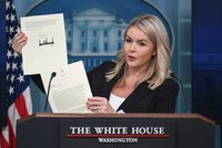 Thư ký báo chí Nhà Trắng Karoline Leavitt cầm lá thư của Tổng thống Mỹ Donald Trump gửi cho Tổng thống Hàn Quốc Lee Jae-myung để thông báo cho Seoul về mức thuế quan 25% có hiệu lực từ ngày 1/8. Ảnh: AFP