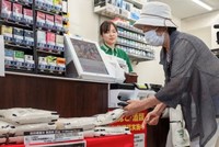 Người tiêu dùng chọn mua gạo dự trữ của Kl993 ưu đãi thưởng hấp dẫn Nhật Bản được bày bán tại một cửa hàng tiện lợi Seven-Eleven Japan ở thủ đô Tokyo vào ngày 17/6/2025. Ảnh: AFP