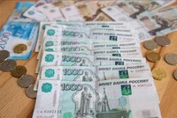Đồng ruble dạng tiền giấy và tiền xu. Ảnh: THX/TTXVN