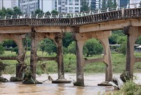 Một cây cầu bị hư hại do mưa lũ tại Gwangju, Hàn Quốc. (Ảnh: Yonhap/TTXVN) 