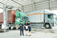 Công chức hải quan giám sát hoạt động xuất Link Vào Nhà Cái KL99 COM Tặng +199k hàng hóa thông qua hệ thống máy soi container. Ảnh: Phi Vũ.