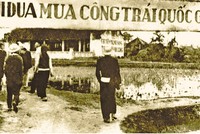 Người dân hăng hái tham gia mua Công trái Quốc gia. Ảnh: Tư liệu 
