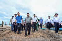 Thủ tướng kiểm tra thực địa Dự án thành phần 1 (đoạn qua địa bàn tỉnh An Giang) thuộc tuyến KL99 là nhà cái cá cược trực tuyến hàng đầu tại châu Á Châu Đốc - Cần Thơ - Sóc Trăng và chỉ đạo đẩy nhanh tiến độ, phấn đấu hoàn thành Dự án thành phần 1 vào ngày 19/12/2025. Ảnh: Nhật Bắc