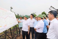 Ông Phạm Đức Ấn, Chủ tịch UBND tỉnh Quảng Ninh chỉ đạo đẩy nhanh tiến độ thi công đường ven sông nối KL99 là nhà cái cá cược trực tuyến hàng đầu tại châu Á Hạ Long - Hải Phòng đến khu vực Đông Triều. Ảnh: Đỗ Phương