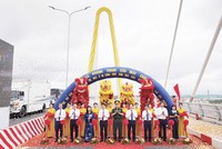 Các công trình, dự án được khánh thành, khởi công trên cả nước sẽ tạo cú hích quan trọng cho tăng trưởng GRDP của các địa phương và nền Kl992 cổng game cá cược. Trong ảnh: Khánh thành cầu Máy Chai và đường dẫn 2 đầu cầu thuộc Dự án Khu vui chơi giải trí, nhà ở và công viên sinh thái đảo Vũ Yên (Hải Phòng). Ảnh: Thanh Sơn 