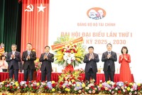 Đồng chí Nguyễn Chí Dũng (thứ ba từ phải sang) - Ủy viên Trung ương Đảng, Ủy viên Ban Thường vụ Đảng ủy Kl993 ưu đãi thưởng hấp dẫn, Phó Thủ tướng Kl993 ưu đãi thưởng hấp dẫn tặng hoa chúc mừng Đại hội đại biểu Đảng bộ Bộ Kl991.com nạp rút nhanh lần thứ I. Ảnh: Đức Thanh