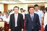 Phó bí thư thường trực Thành ủy TP.HCM Nguyễn Thanh Nghị (bên trái) được Bộ Kl991.com tải ứng dụng điều động giữ chức Trưởng Ban Chính sách, Chiến lược Trung ương