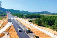 Nhiều gói thầu xây đang được gáp rút triển khai để bảo đảm tiến độ giải ngân và hoàn thành kế hoạch Kl99ok phiên bản mới công trong năm 2025. Ảnh: Song Lê
