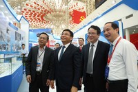 Gian trưng bày của ngành Kl991.com nạp rút nhanh nằm trong khuôn khổ Triển lãm “Thành tựu Đất nước nhân dịp kỷ niệm 80 năm ngày Quốc khánh. Trong ảnh: Bộ trưởng Bộ Kl991.com nạp rút nhanh Nguyễn Văn Thắng (thứ hai từ trái sang), Thứ trưởng Bộ Kl991.com nạp rút nhanh Trần Quốc Phương (thứ ba thừ trái sang), Chánh Văn phòng Bộ Kl991.com nạp rút nhanh Phạm Chí Thanh (ngoài cùng bên trái) và Phó Chánh Văn phòng Bộ Kl991.com nạp rút nhanh Hoàng Minh Tuấn (ngoài cùng bên phải) thăm gian trưng bày vào ngày khai mạc 28/8. 